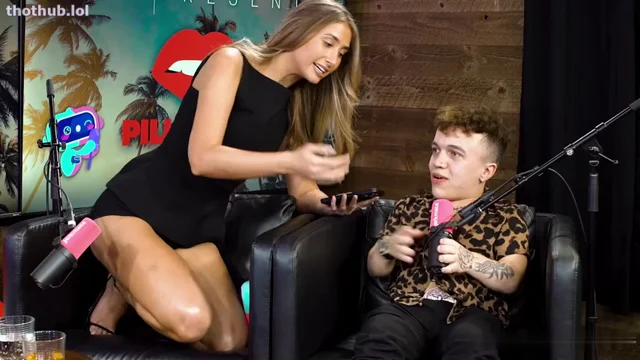 Lily Phillips – Fucks a dwarf