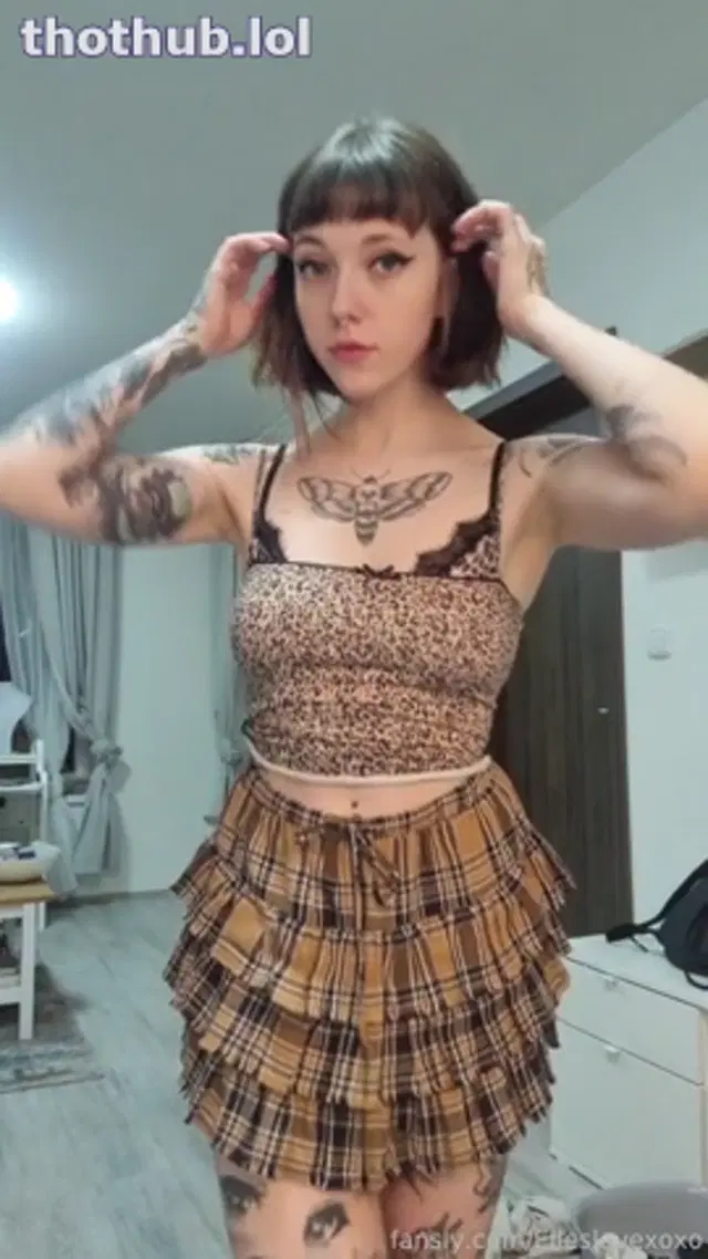 Elles Love gets orgasm with her sex toys