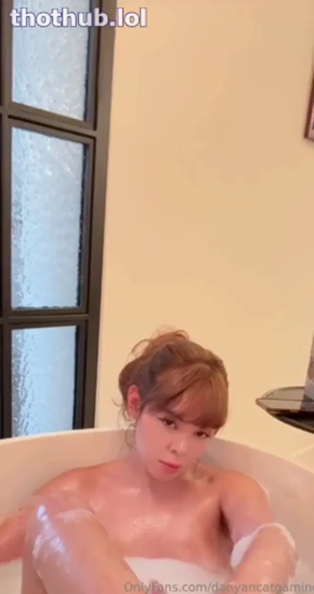 DanyanCat – Relaxing Bubble Bath