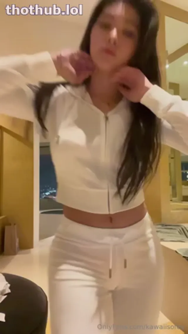 Aishah sofey – juicy sweatpants striptease