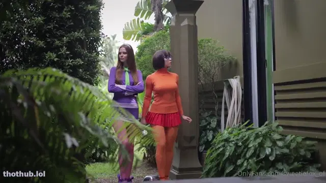 Sweetie Fox, Arina Fox Daphne and Velma Strap-on Sex