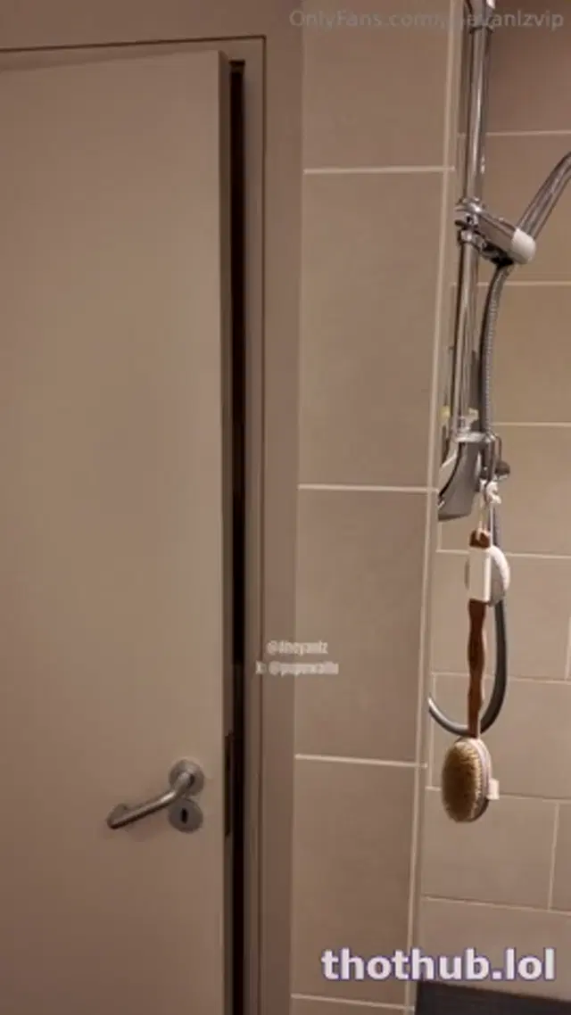 PupuWaifu’s Sneaky Bathroom Blowjob