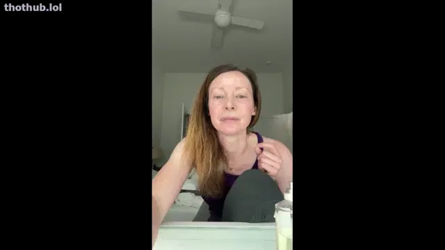 Ur_Gurl_Glossy flashing live on twitch