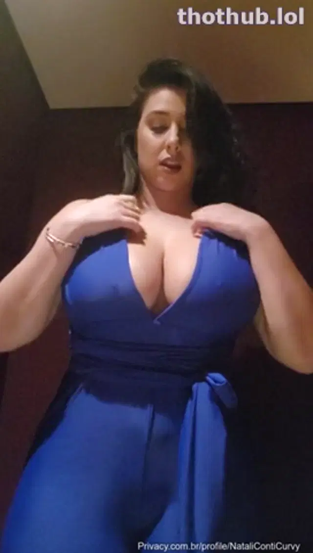 Natali Conti se exiber no banheiro da festa