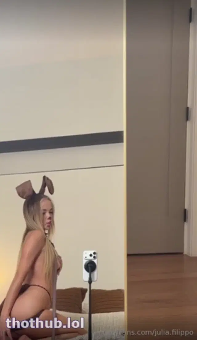 Julia Filippo Tits in Mirror