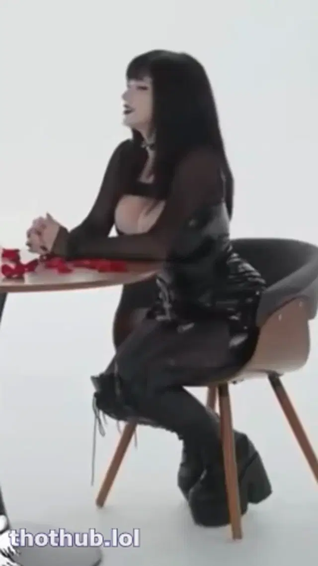 Nude Pinkchyu rubs cake on her body