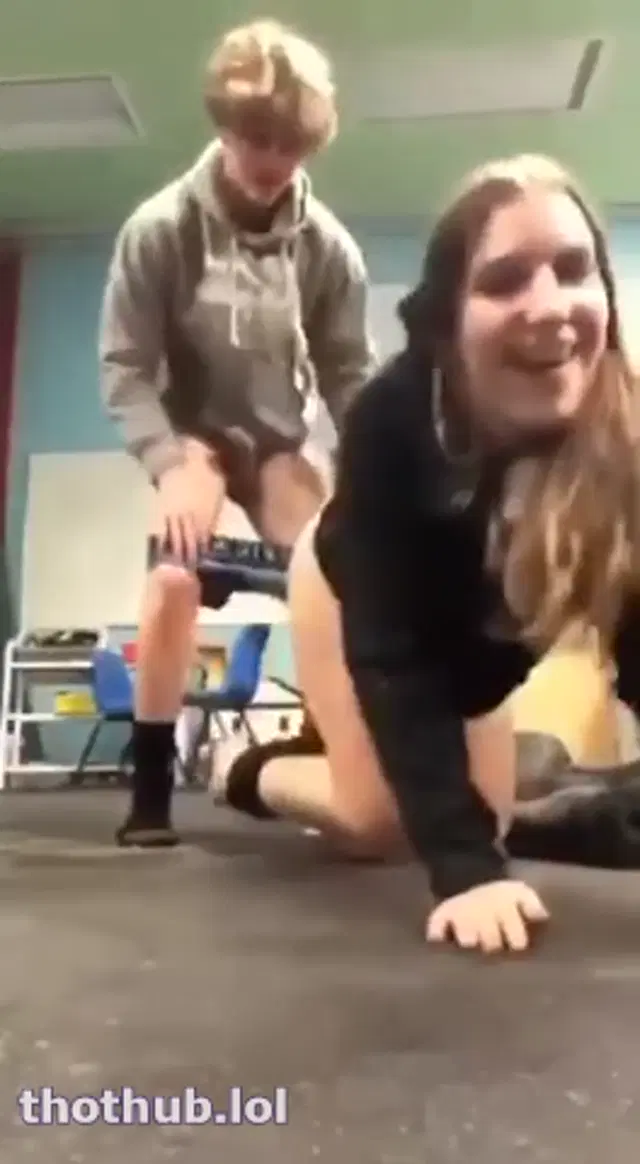 Paula Vara follando en el colegio