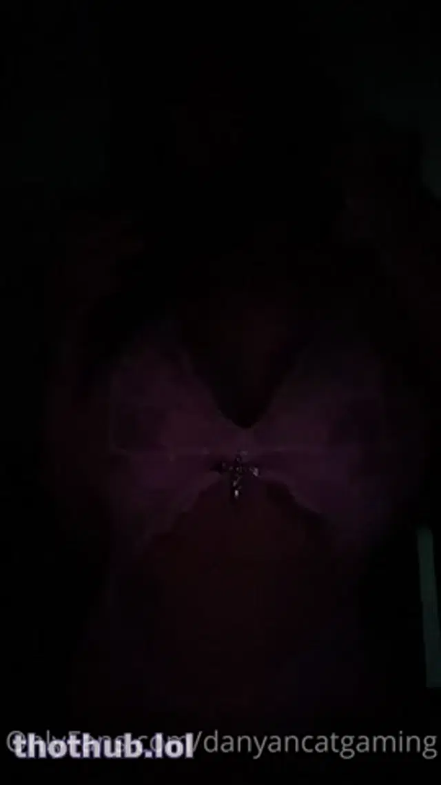 DanyanCat twerk and jiggling tits