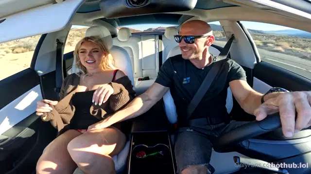 Johnny Sins – Elle Brooke Car Sex
