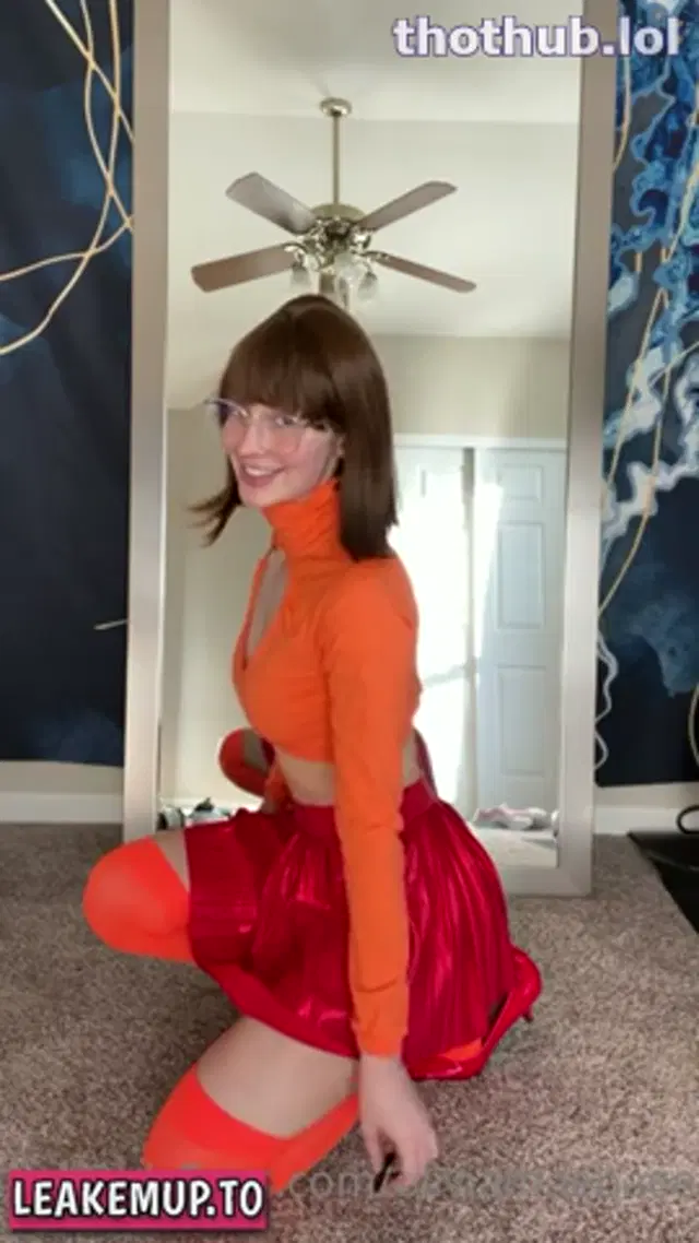 Olivia Mae masturbates