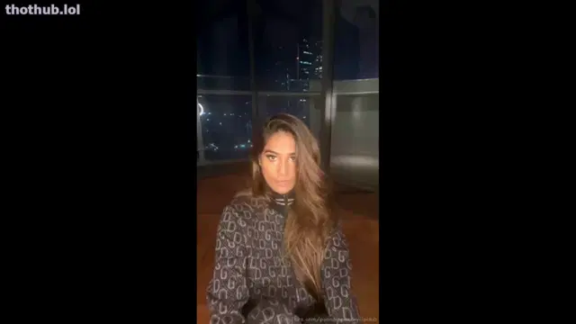 Poonam Pandey – OF – chats & rubs herself