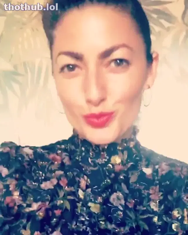 Waiting on a Facial – Sara Maria Franch-Mærkedahl