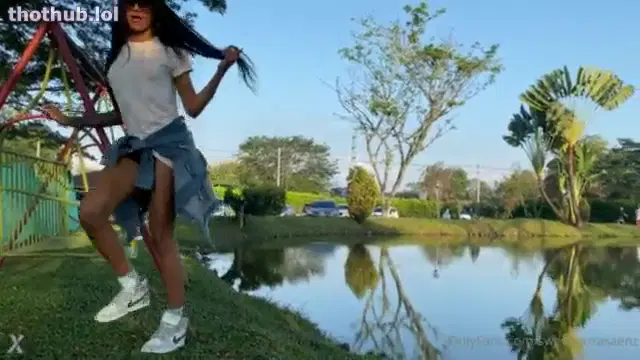 Laura Saenz Peeing