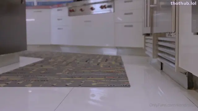 Kendra Lust – Hot Milf In The Kitchen