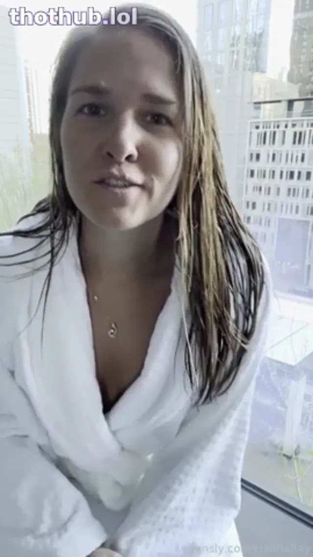 Hanna Ray masturbating in front of the window
