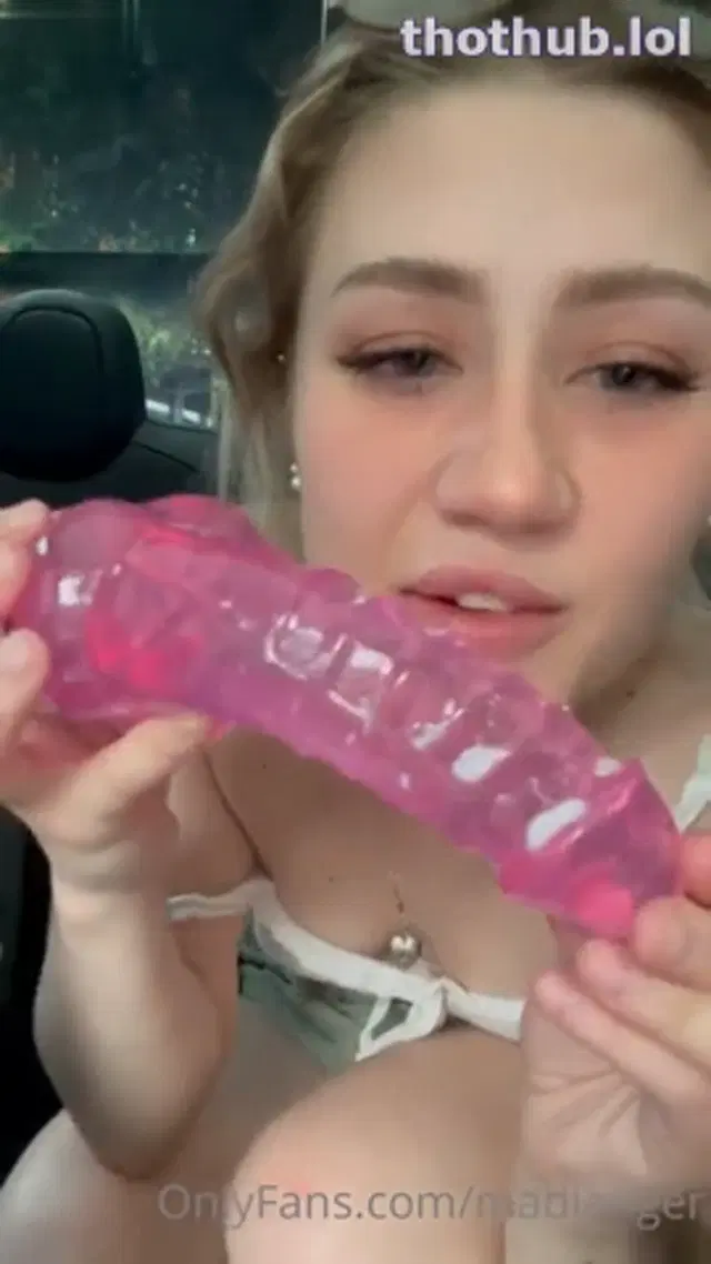 Madiangerpinksolo play pussy in car