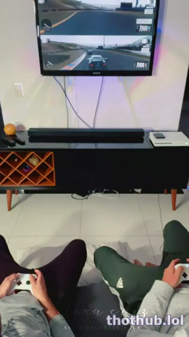 Elena Cruz – blowjob for friend during gaming