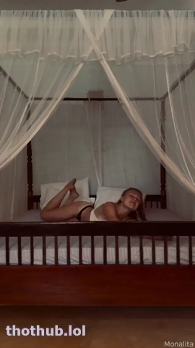 Monalita on bed