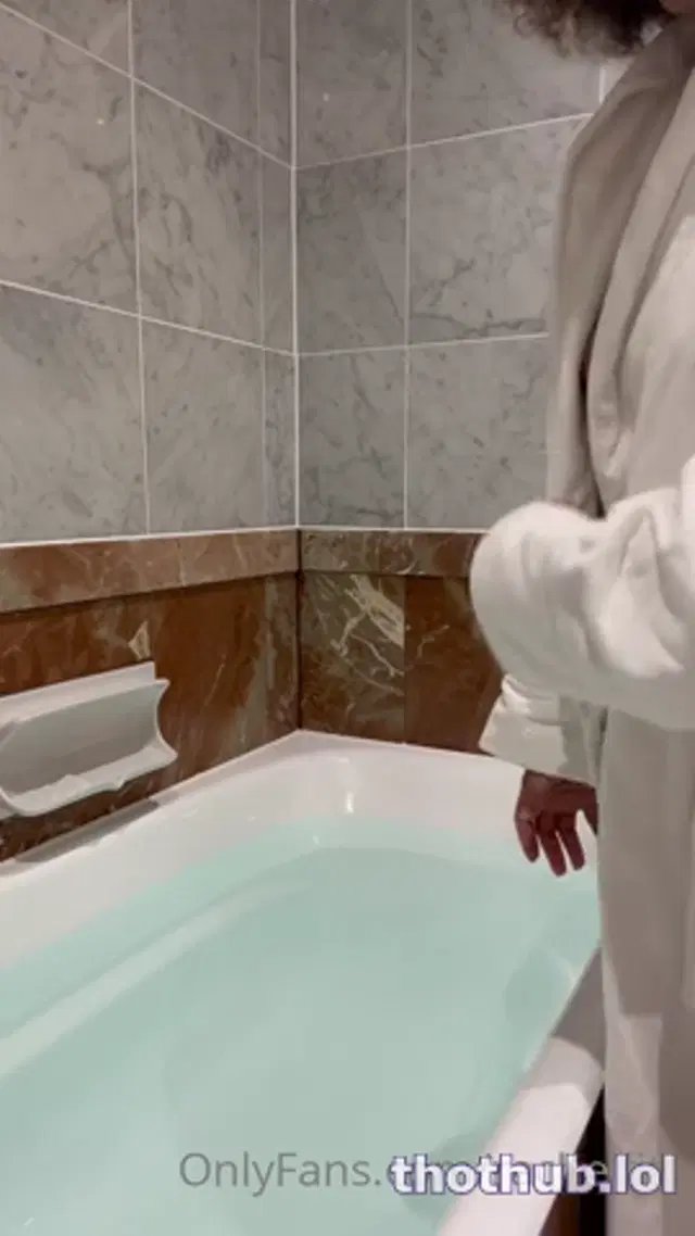 Rachelfit masturbating with shower head