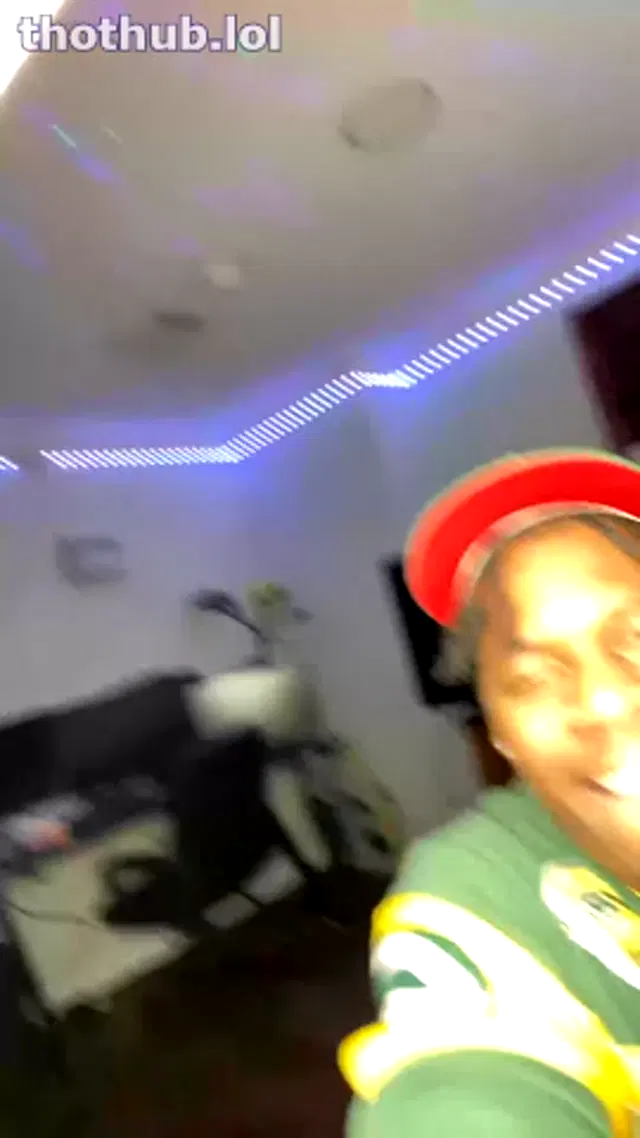 UrFavvFlipp Drinking, smoking and masturbation on live
