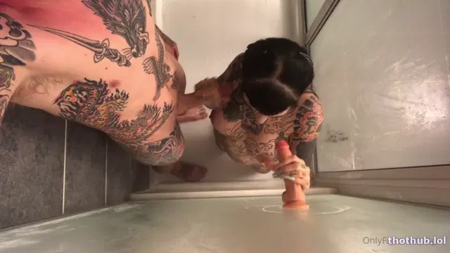 Tiger Lilly of shower double bj with cock and dildo facial