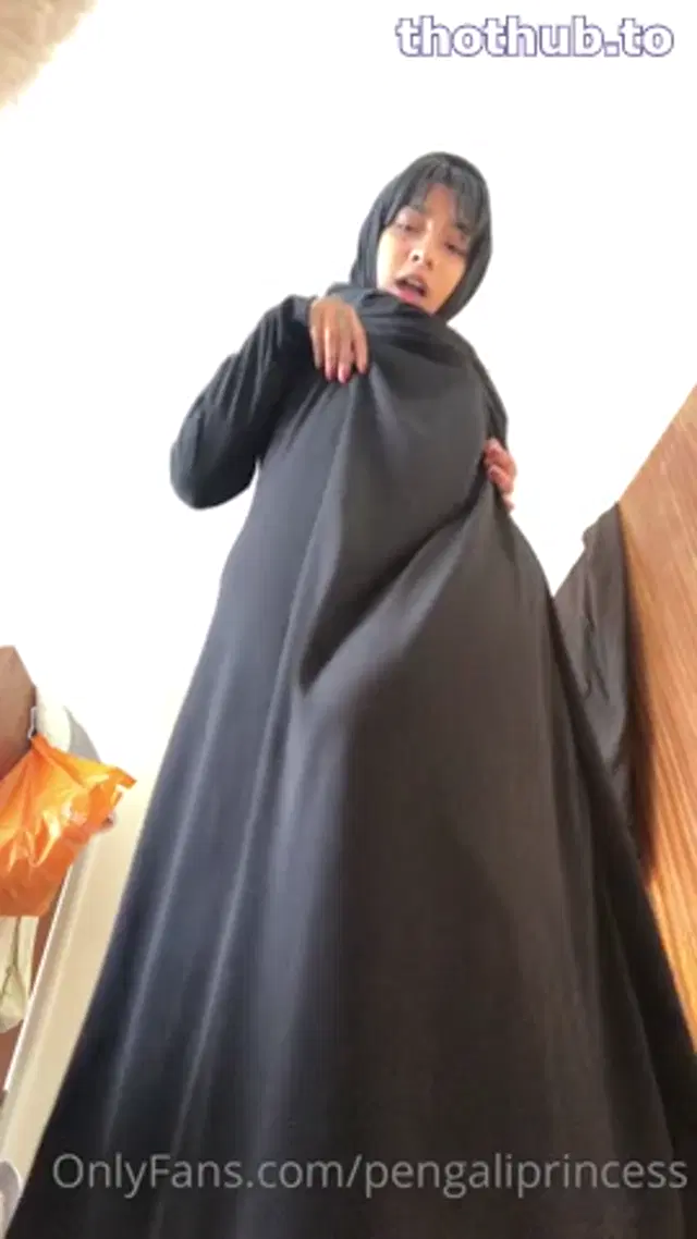 Hijab girl Y@smina Khån shows pussy and ass