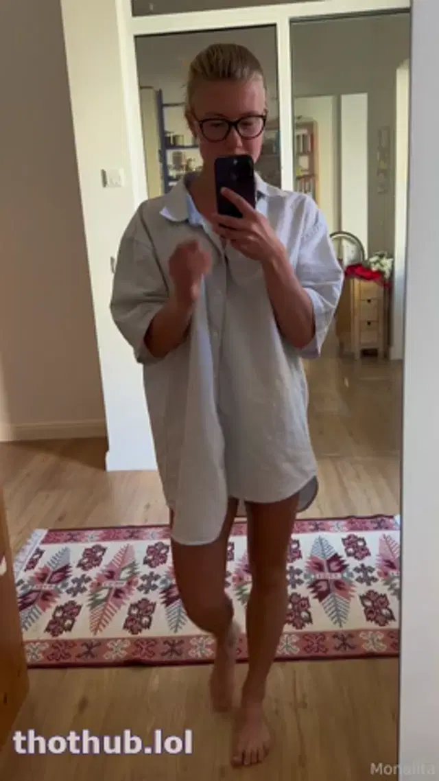 Monalita 5 – striptease infront of a mirror