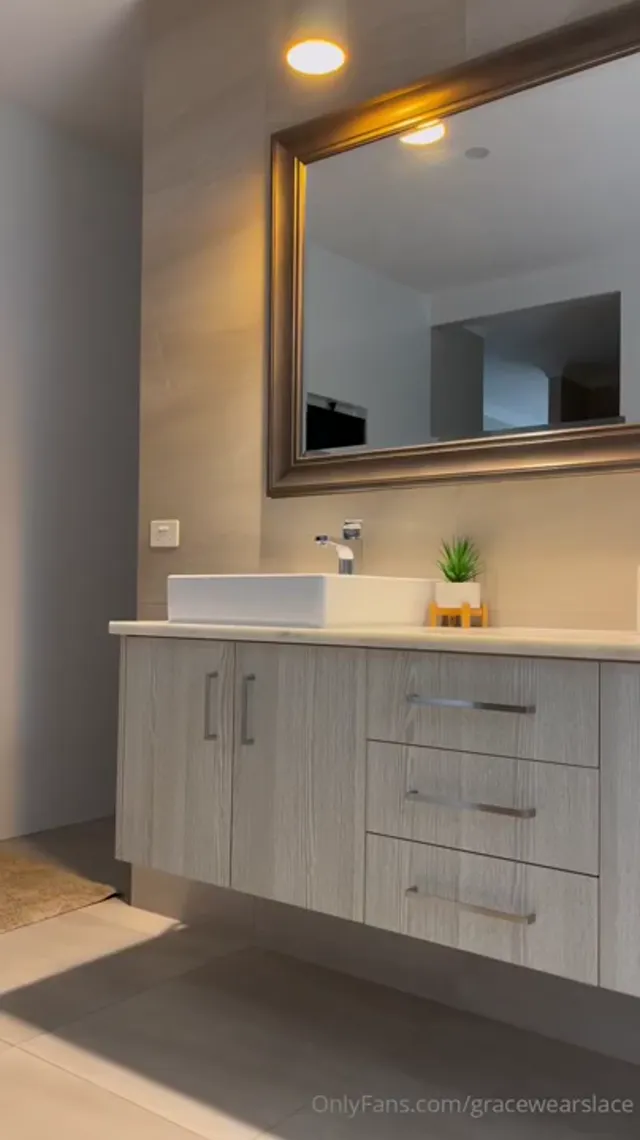 Gracewearslace – Bathroom Sex June-2025