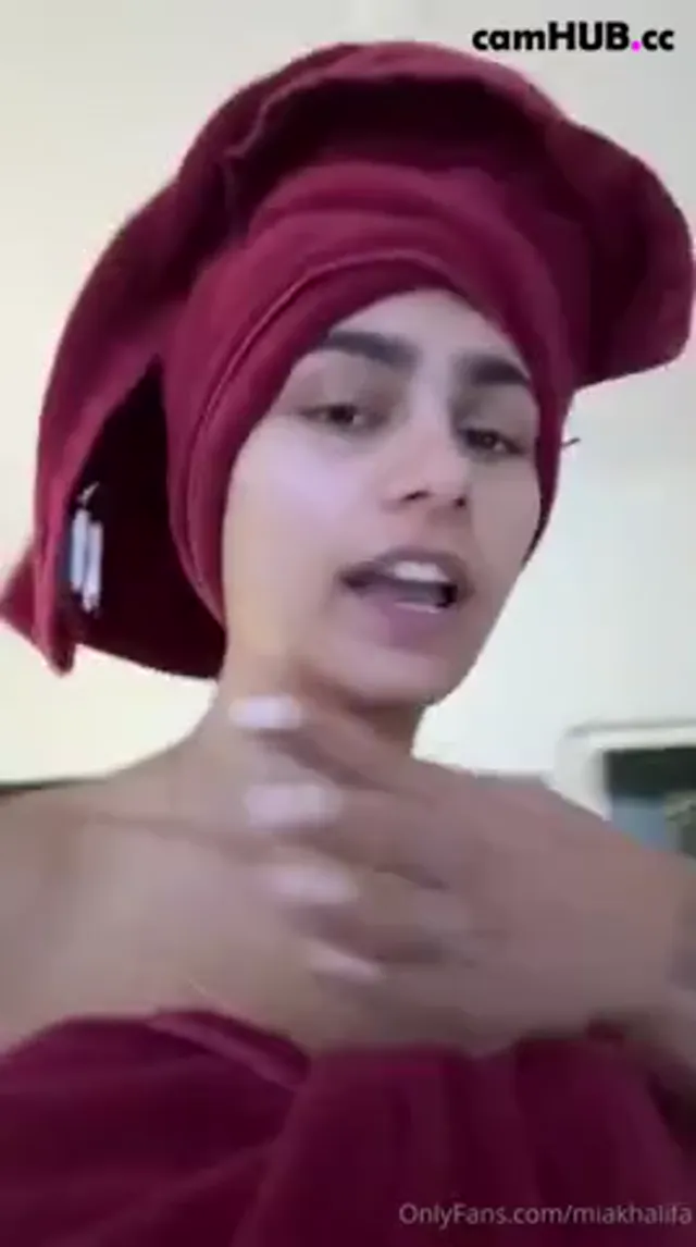 Mia Khalifa onlyfans show her tits