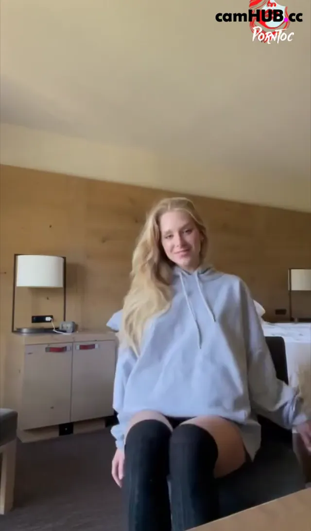 Caroline.Zalog chaturbate posing