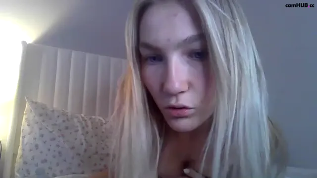 Emmabrooksxo Chaturbate posing