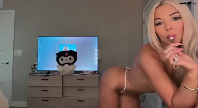 Lilbbyliv Very Hot Babe Going Topless Teasing Chaturbate