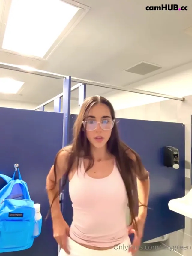 Izzy Green Masturbates In A Public Bathroom Onlyfans