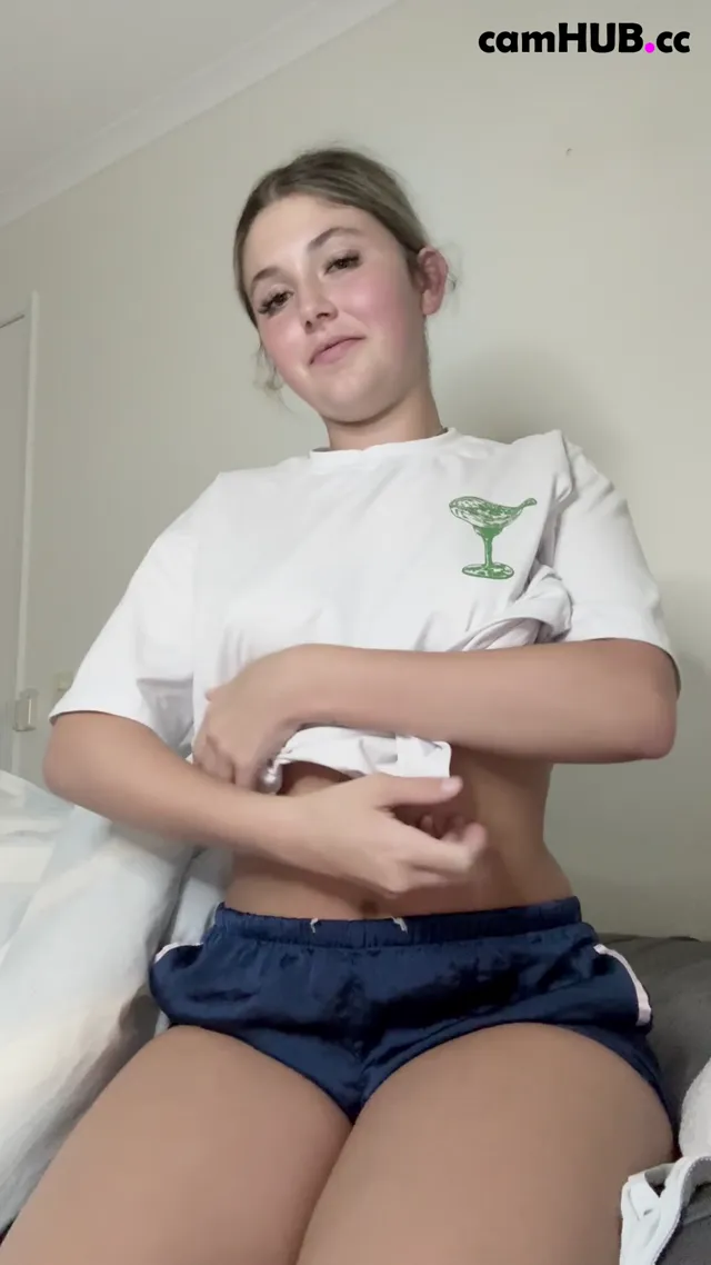 Missemelia7 FLASHING BOOBS