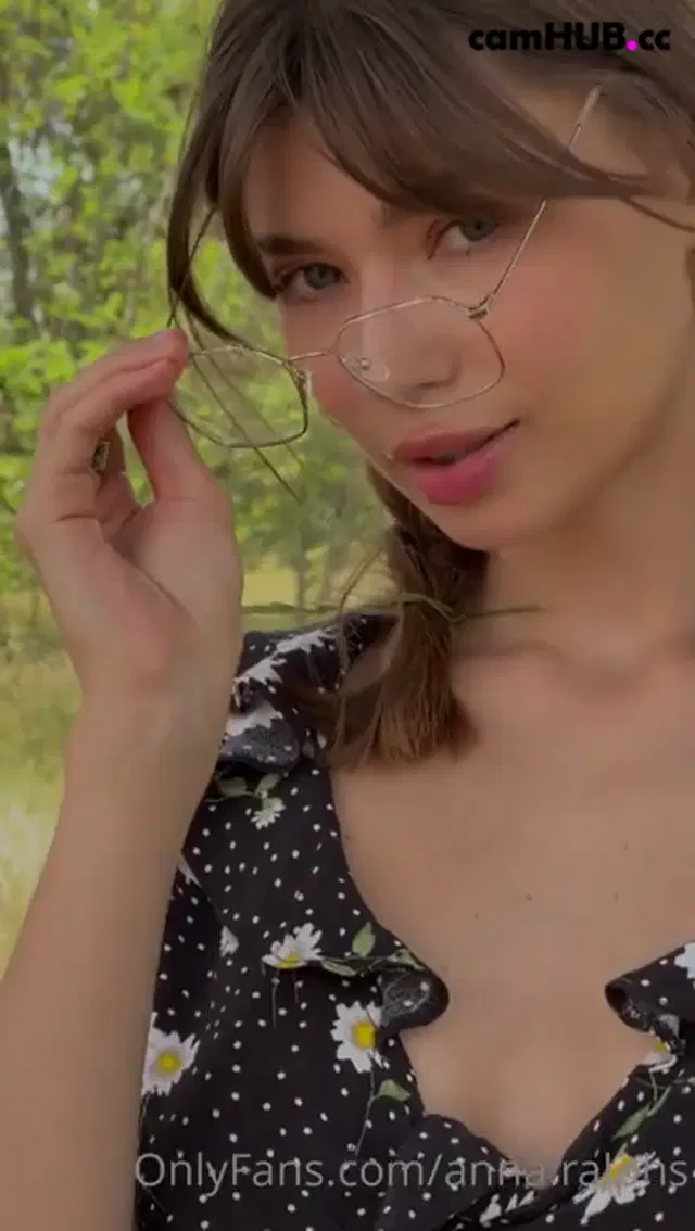 Anna.Ralphs Masturbates Under A Tree Onlyfans