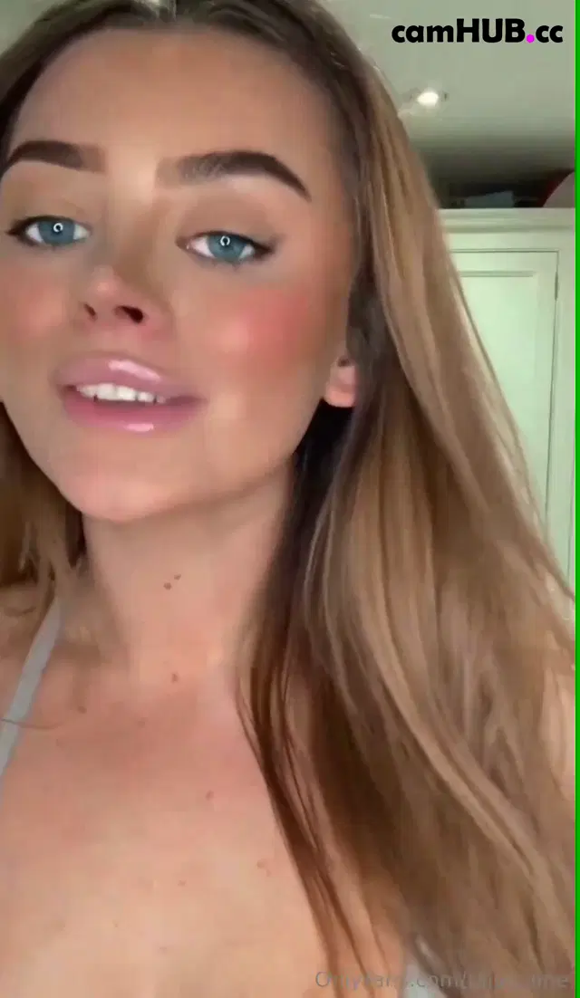 Taliavaine Shows her tits Onlyfans