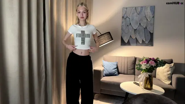 Linneabercier Chaturbate posing