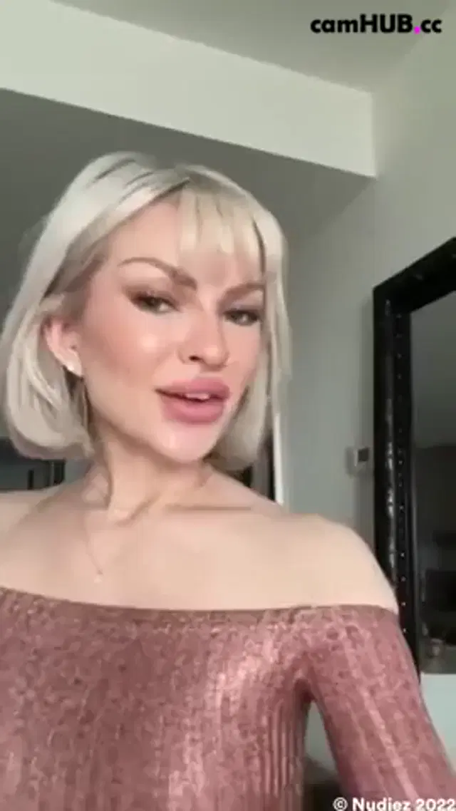 Layna_Boo_sits_her_pussy_on_a_long_dildo