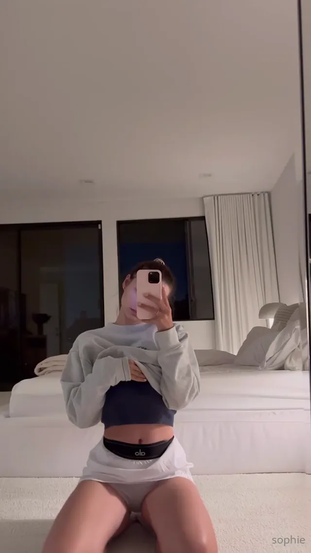 Sophie Mudd full naked & show ass