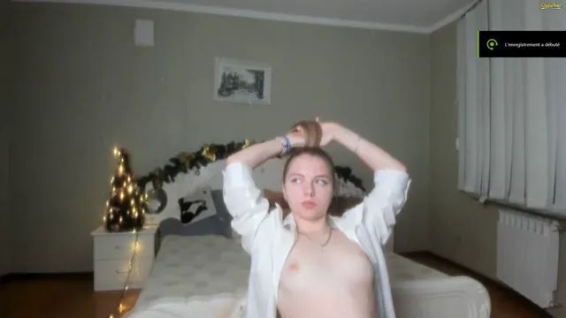 ALISACANDYY shows her breasts in a stretching motion