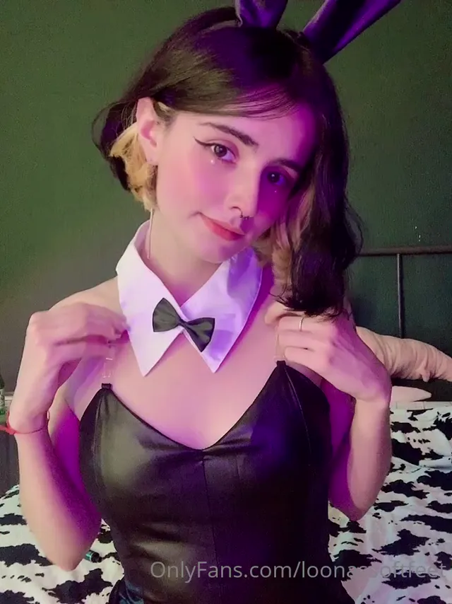 Loonassoftfeet naked tits & show pussy