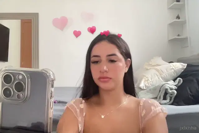 Jxlxn Onlyfans 25-11-2024 show her back view