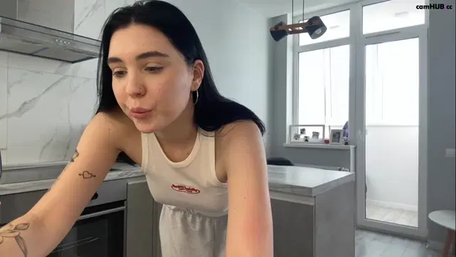 Brigitte_Lahaie Chaturbate 7-Jan-2025 poses in the kitchen