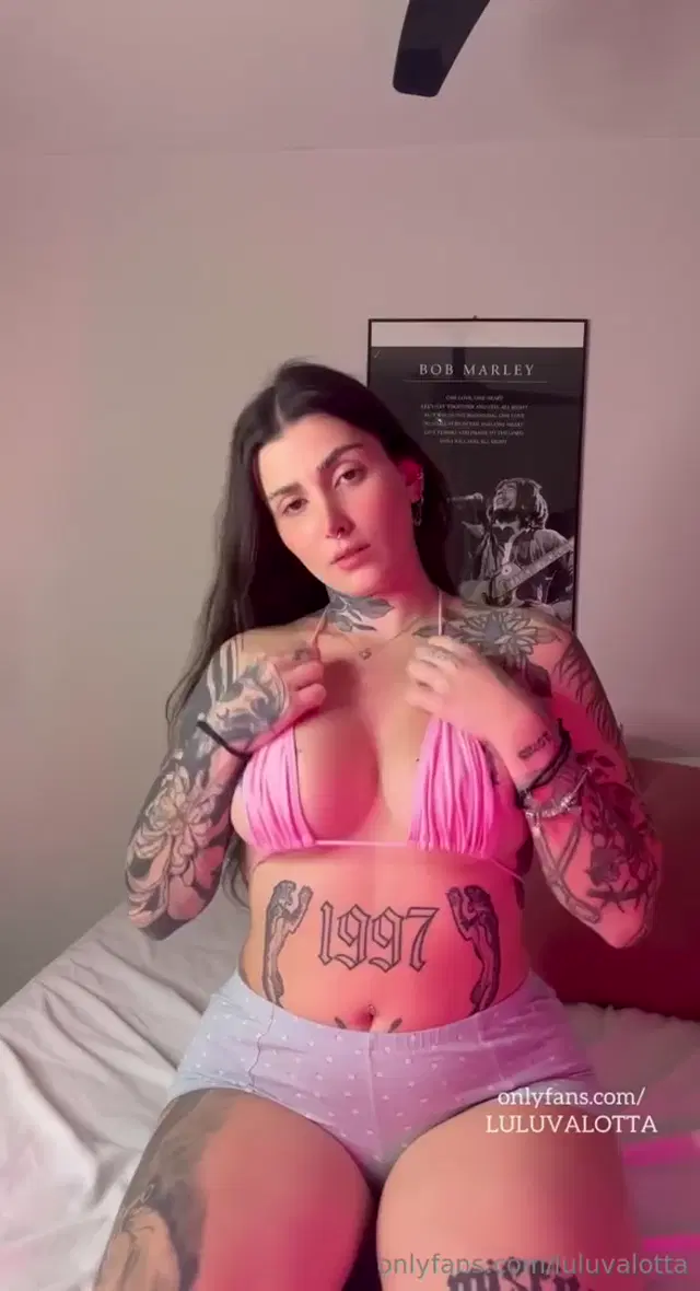 Lulu Valotta Onlyfans 12-Jan-2025 caresses her clit