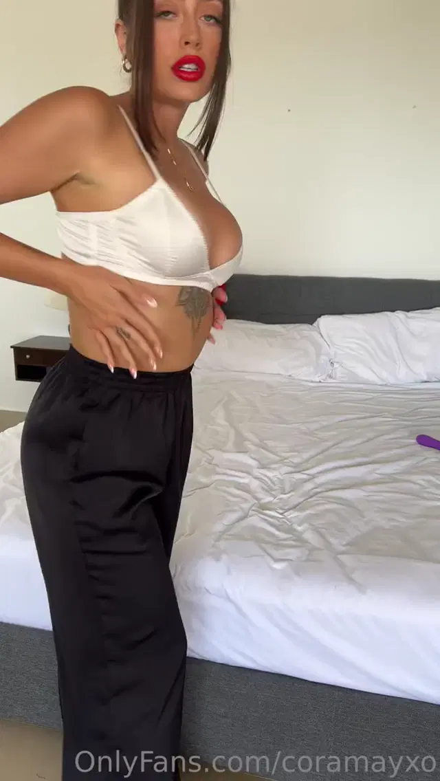 Coramayxo Onlyfans 12-Jan-2025 stnyaula took off her panties and licked herself