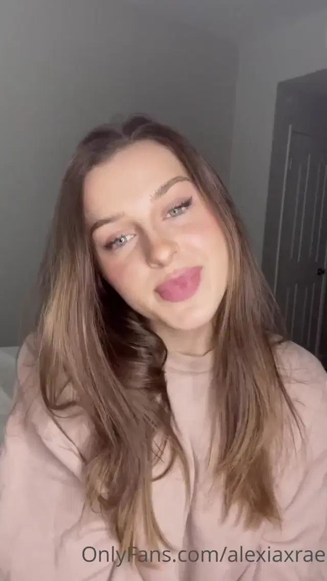 Alexiaxrae Onlyfans 12-Jan-2025 pulled down her panties and showed her vagina
