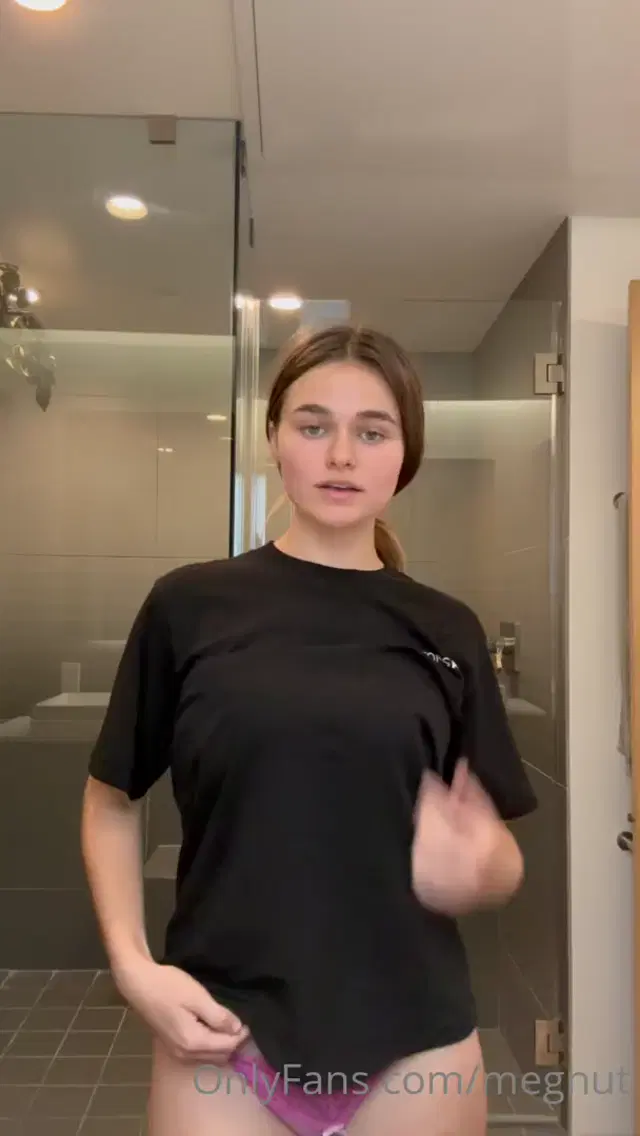 Megnutt Onlyfans 21-Jan-2025 poses in front of camera
