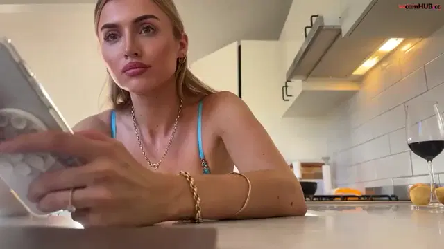 Naomirhoades Chaturbate 30-Jan-2025 MILF cooks food in the kitchen
