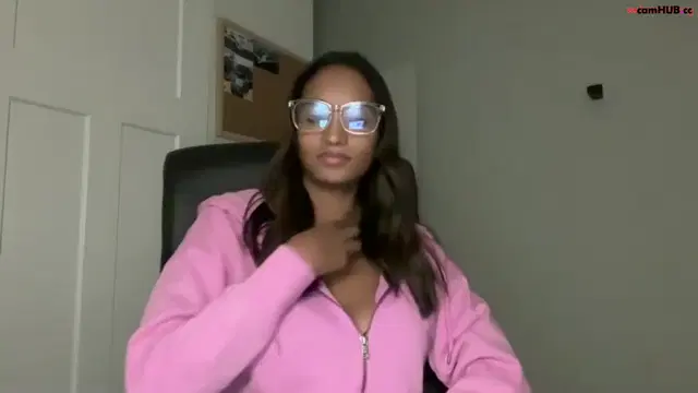 Therealgiana chaturbate 2025 waiting for tokens while chatting with friends