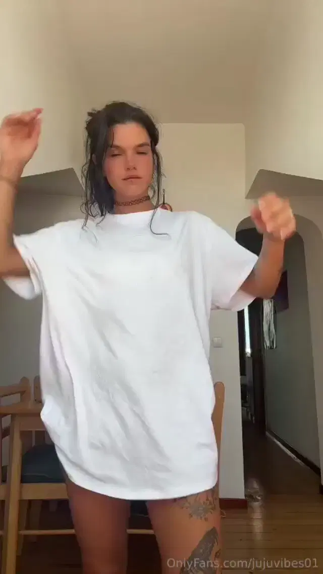 Jujuvibes01 Onlyfans 11-Feb-2025 wiggles her buttocks